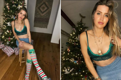 Ashley Harkleroad, ex tennista (ora star di TikTok) diventa un elfo di Natale