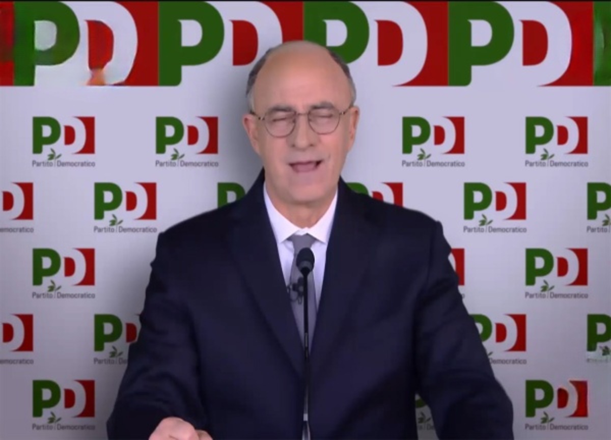 Crozza/ Letta presenta la bussola del PD con le domandone sul futuro del partito: “Meglio gommone o barca a vela? Crozza/ Letta presenta la bussola del PD con le domandone sul futuro del partito: “Meglio gommone o barca a vela?