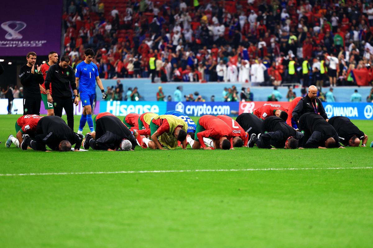 Marocco in ginocchio davanti ai tifosi: la banalità della genuflessione Marocco in ginocchio davanti ai tifosi: la banalità della genuflessione