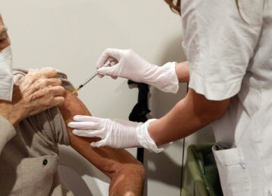 Vaccino antinfluenzale e problemi di cuore, cardiologi: “Nessun timore”