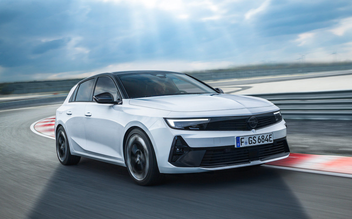 Opel, nel 2023 guida l’offensiva elettrica
