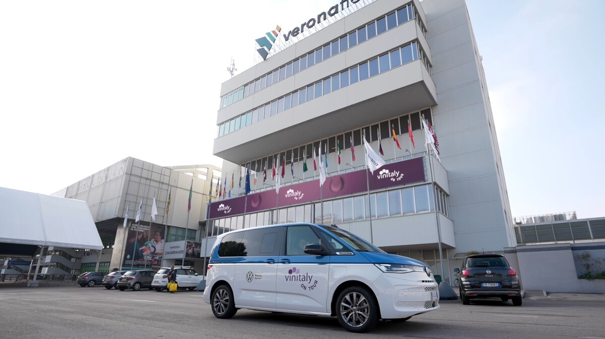 Vinitaly, con Volkswagen al via il nuovo progetto ‘on the road’ Vinitaly, con Volkswagen al via il nuovo progetto ‘on the road’