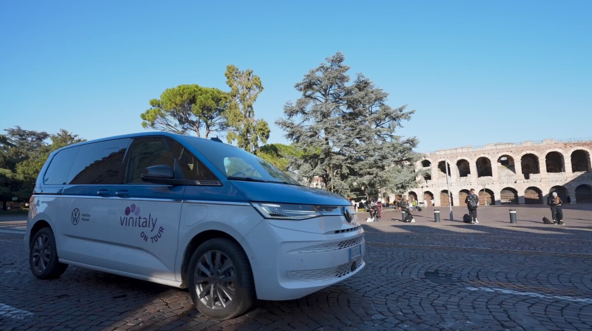Vinitaly, con Volkswagen al via il nuovo progetto ‘on the road’ Vinitaly, con Volkswagen al via il nuovo progetto ‘on the road’