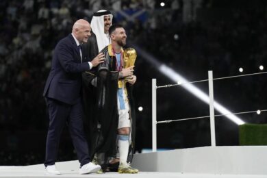 Messi e quel mantello dell’emiro: sporcato il momento del trionfo in Qatar