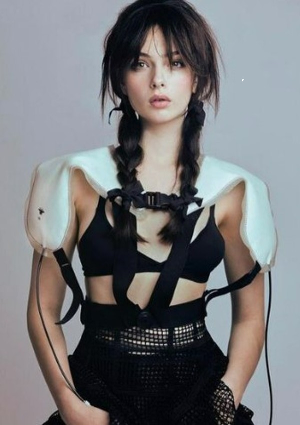 Deva sulle orme di mamma Monica: la figlia della Bellucci in rampa di lancio