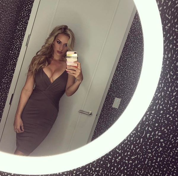 Paige Spiranac, la dea del golf scalda il green con i suoi colpi. Foto-Gossip
