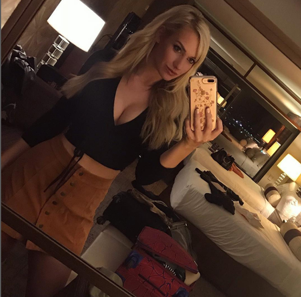 Paige Spiranac, la dea del golf scalda il green con i suoi colpi. Foto-Gossip