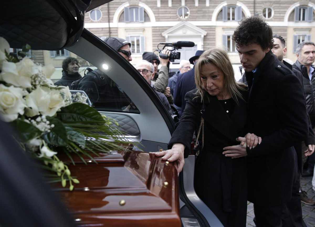 Lando Buzzanca, addio da ridere. Il figlio: “Da domani che inizia la guerra” Lando Buzzanca, addio da ridere. Il figlio: “Da domani che inizia la guerra”