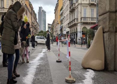Una maxi pista di coca e un naso. L’opera d’arte “Bianco Natale” a Milano