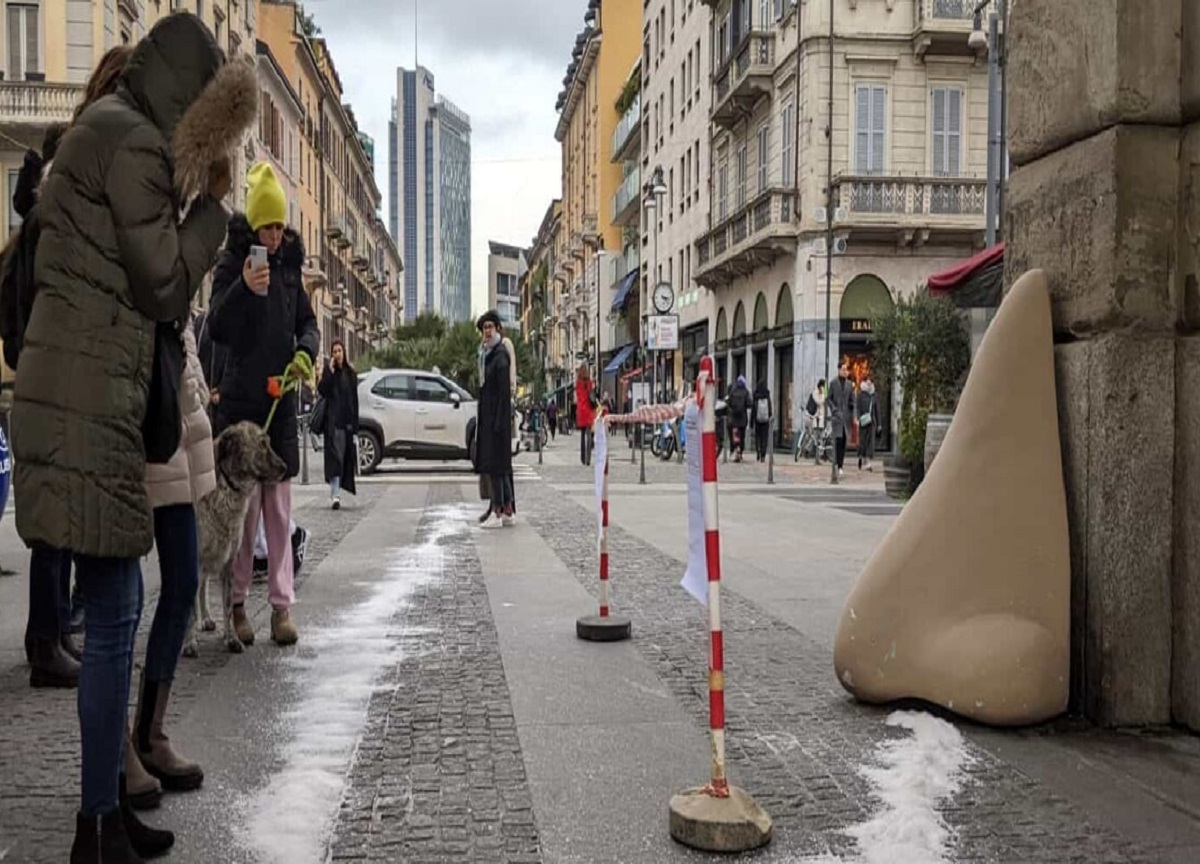 Una maxi pista di coca e un naso. L’opera d’arte “Bianco Natale” a Milano Una maxi pista di coca e un naso. L’opera d’arte “Bianco Natale” a Milano