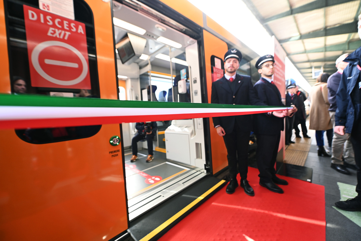 Trenitalia, inaugurato il nuovo collegamento Lecce-Bari Trenitalia, inaugurato il nuovo collegamento Lecce-Bari
