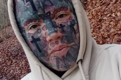 Mamma esclusa dalla recita di Natale della figlia perché ha troppi tatuaggi