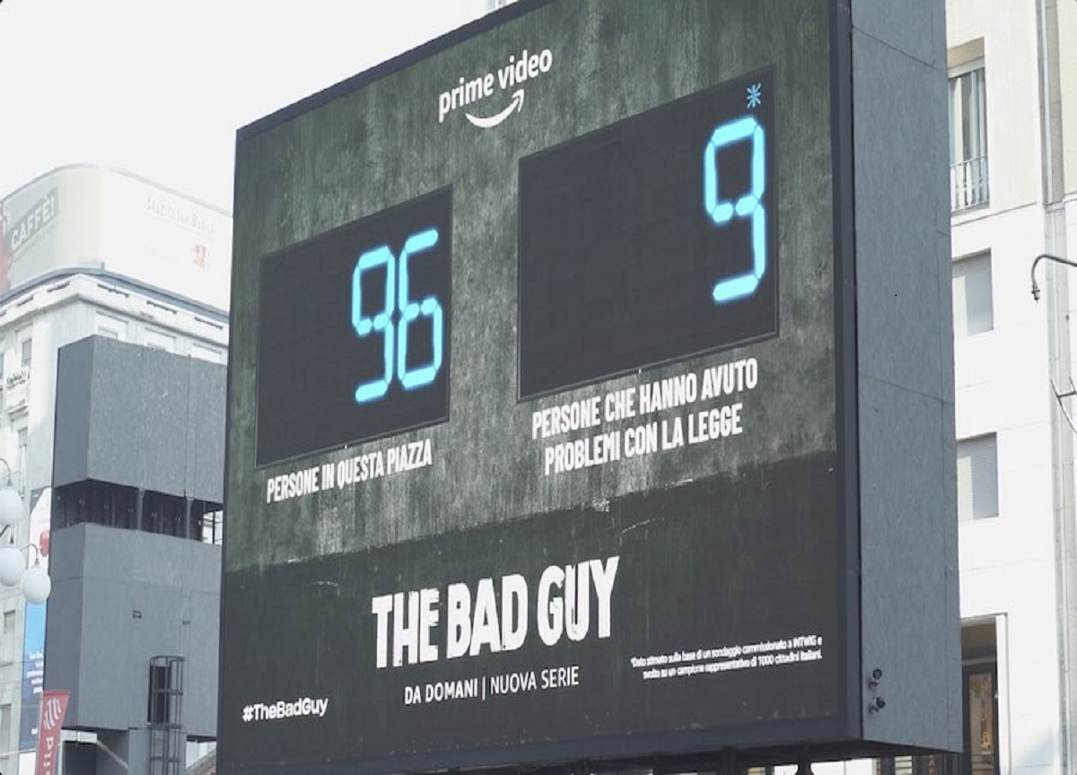 Quanti pregiudicati in piazza San Babila? Lo dice un cartellone di Prime Video Quanti pregiudicati in piazza San Babila? Lo dice un cartellone di Prime Video