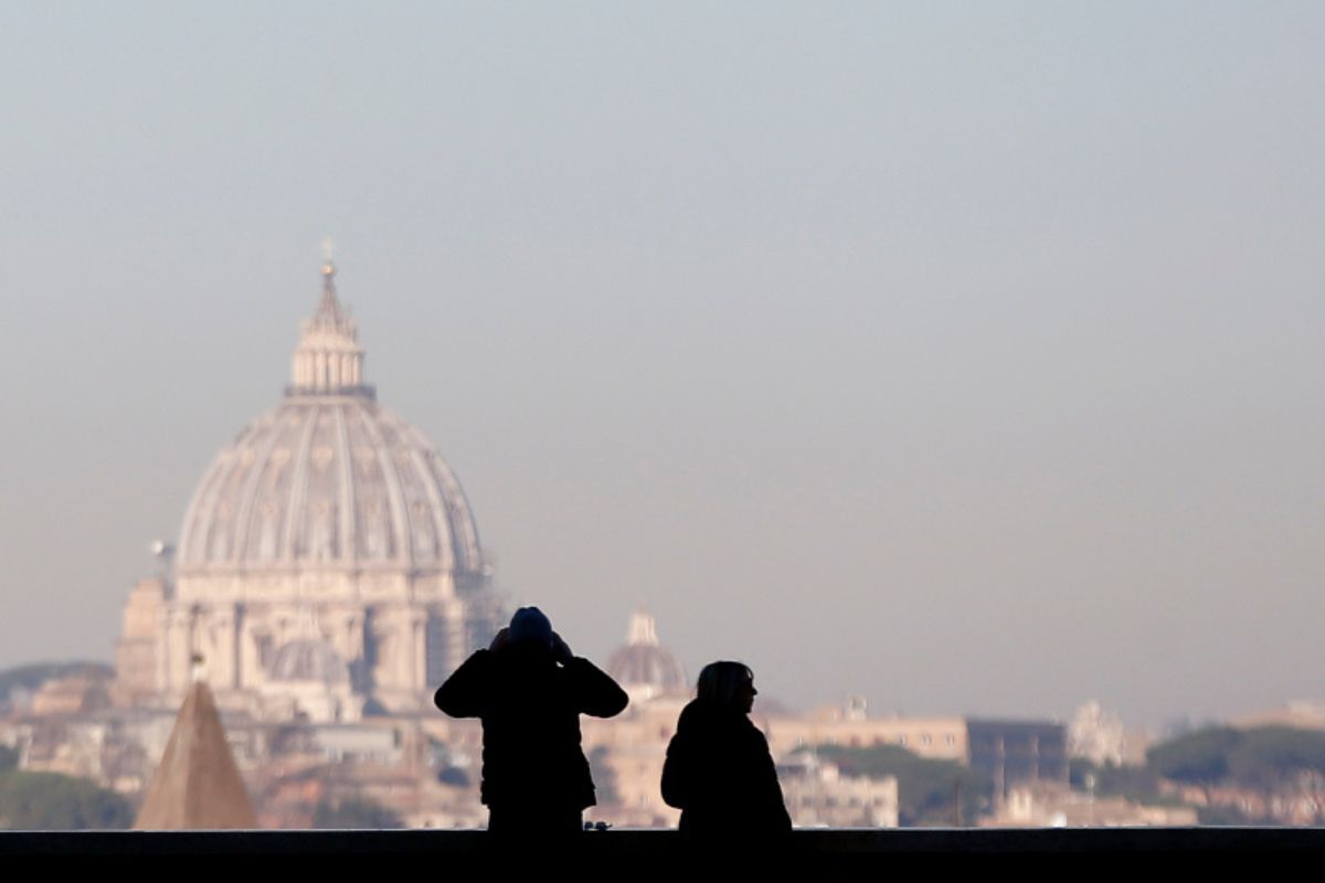 Roma, smog oltre i limiti: stop alle auto per il 23 e il 24. Insorge la Lega Roma, smog oltre i limiti: stop alle auto per il 23 e il 24. Insorge la Lega