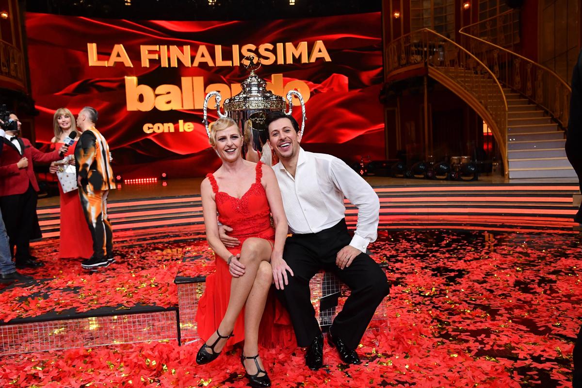 Ballando con le Stelle 2022, colpo di scena Garko: vincono Costamagna-La Rocca Ballando con le Stelle 2022, colpo di scena Garko: vincono Costamagna-La Rocca