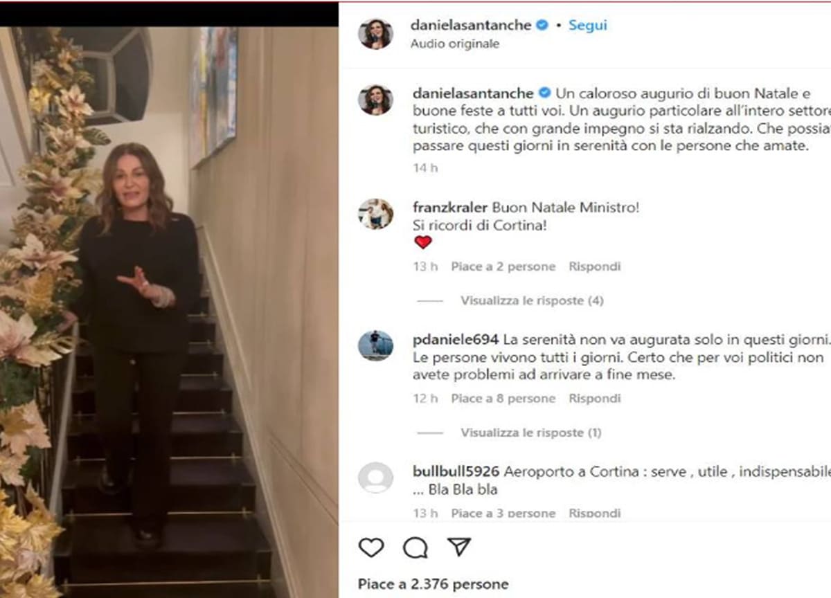 Meloni in rosso, Silvio con Fascina: gli auguri di Natale dei politici