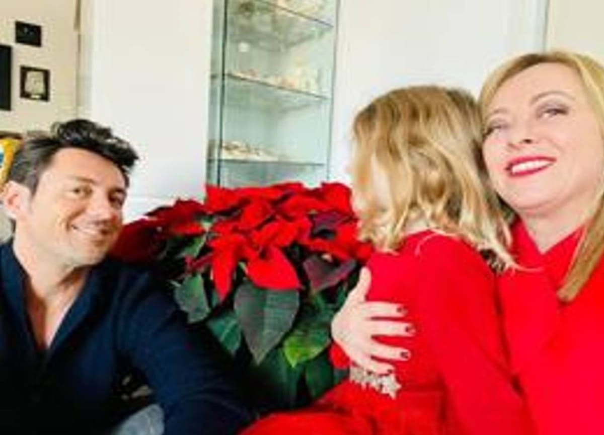 Meloni in rosso, Silvio con Fascina: gli auguri di Natale dei politici