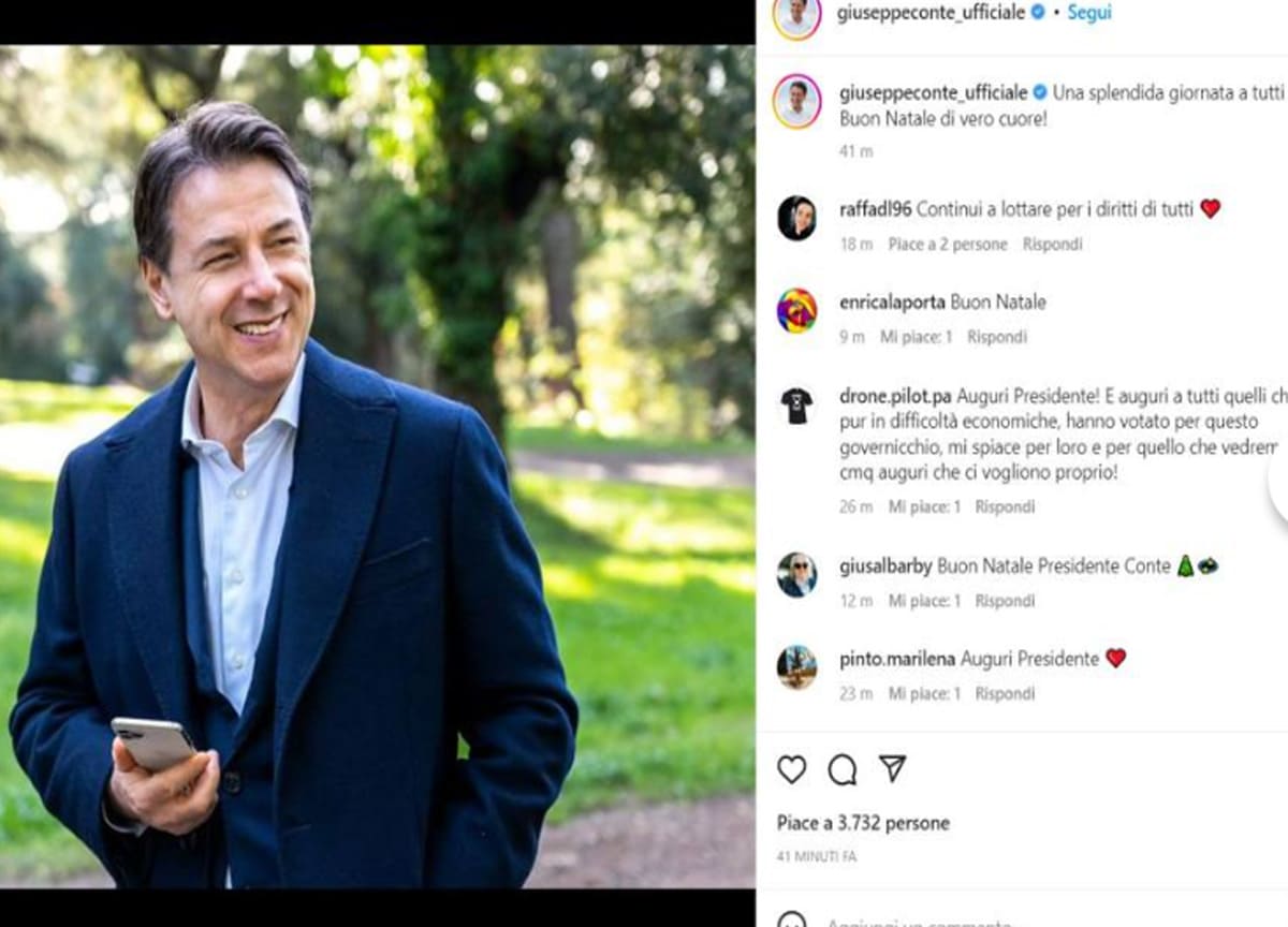 Meloni in rosso, Silvio con Fascina: gli auguri di Natale dei politici