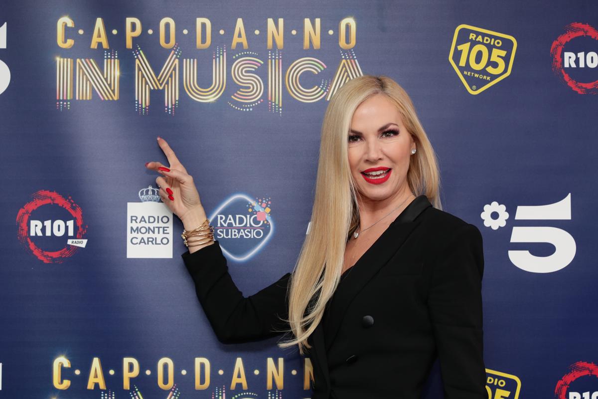 Capodanno su Canale 5: con Federica Panicucci ci sono Annalisa e i Kolors Capodanno su Canale 5: con Federica Panicucci ci sono Annalisa e i Kolors
