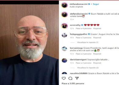 Meloni in rosso, Silvio con Fascina: gli auguri di Natale dei politici