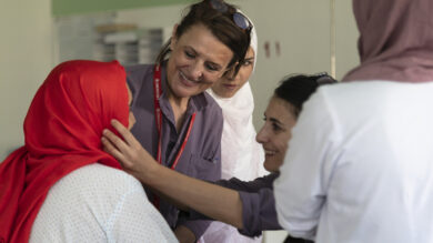 Afghanistan, bando talebano alle donne nelle ONG. Emergency: “Restiamo qui”