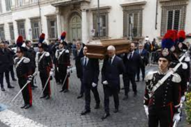 Funerali di Stato per Franco Frattini. Presenti anche Mattarella e Meloni