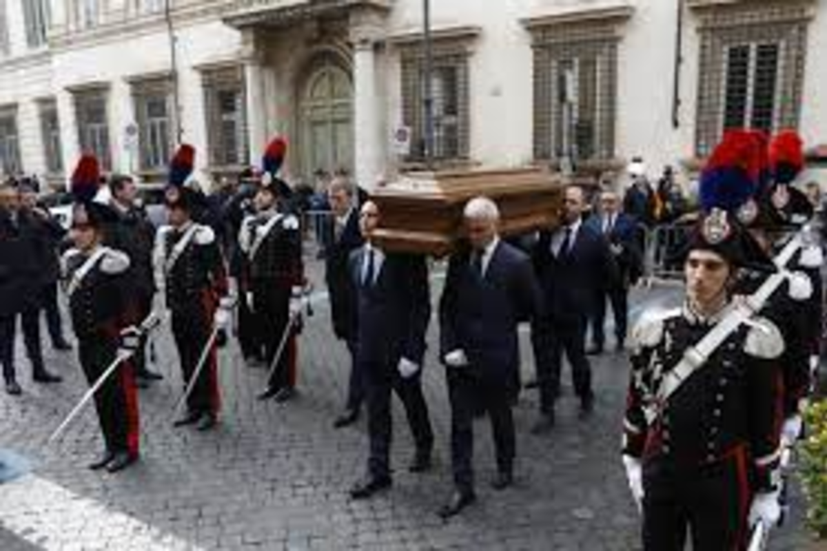 Funerali di Stato per Franco Frattini. Presenti anche Mattarella e Meloni Funerali di Stato per Franco Frattini. Presenti anche Mattarella e Meloni