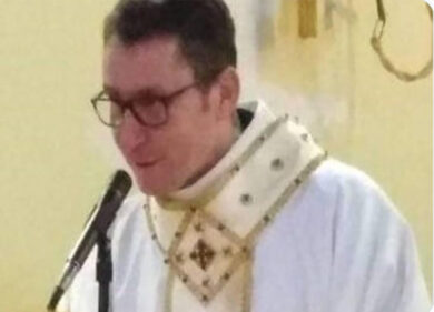 Pedofilia, parroco sorpreso con 2 minorenni. “Violenze anche in parrocchia”