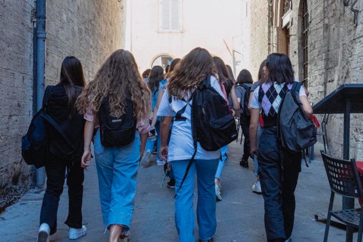 L’assenza giustificata per le ragazze col ciclo fa discutere. Il caso Ravenna