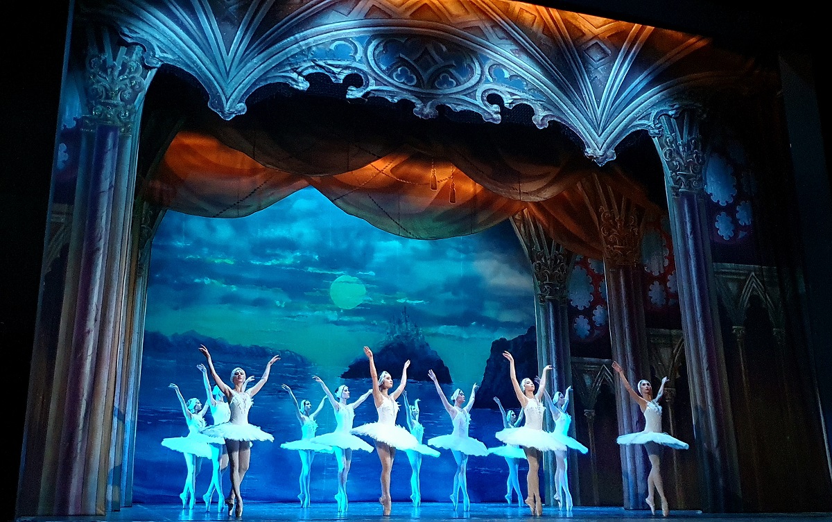 “Il lago dei cigni” incanta il Teatro Rossini di Civitanova Marche