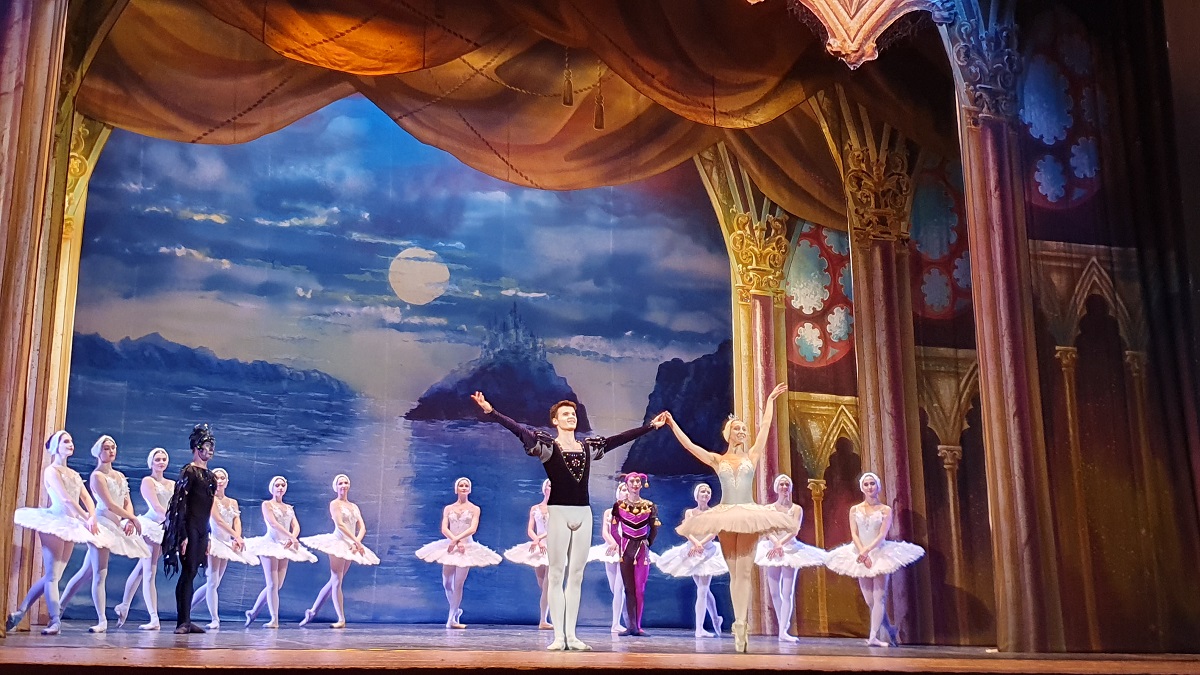 “Il lago dei cigni” incanta il Teatro Rossini di Civitanova Marche