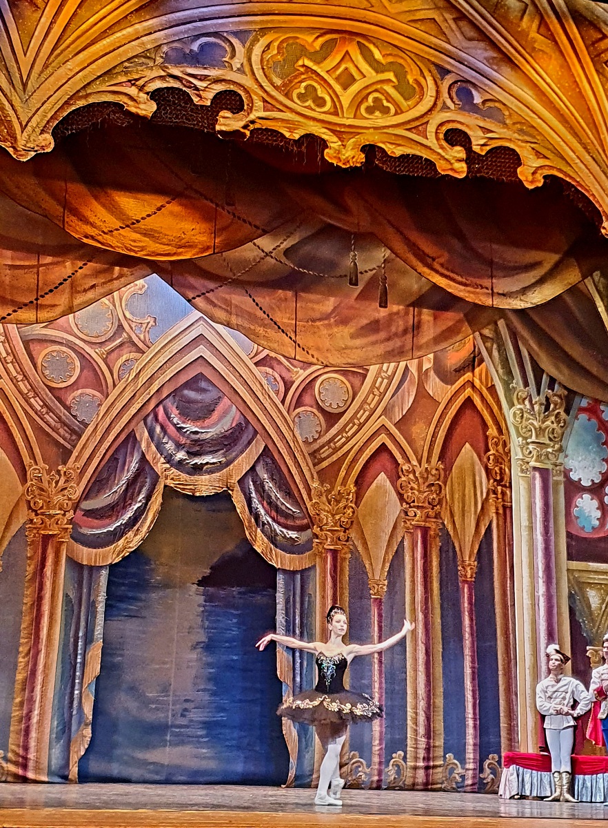 “Il lago dei cigni” incanta il Teatro Rossini di Civitanova Marche