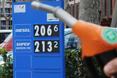 Carburanti, dal 1° gennaio addio agli sconti: ecco quanto costerà il pieno