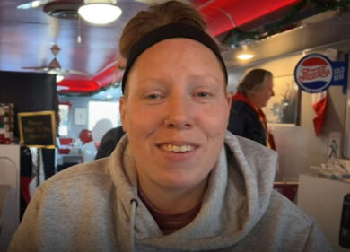 Cameriera riceve 1000 dollari di mancia a Natale: “Grazie per il tuo sorriso”