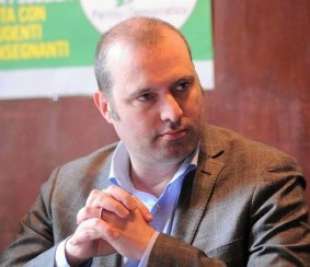 “Veste kitsch, alle primarie non lo voto”, elettore Pd sferza Bonaccini
