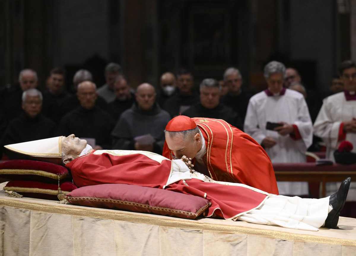 Ratzinger, l’addio dei fedeli a San Pietro. Le suorine in gita a Fiumicino Ratzinger, l’addio dei fedeli a San Pietro. Le suorine in gita a Fiumicino