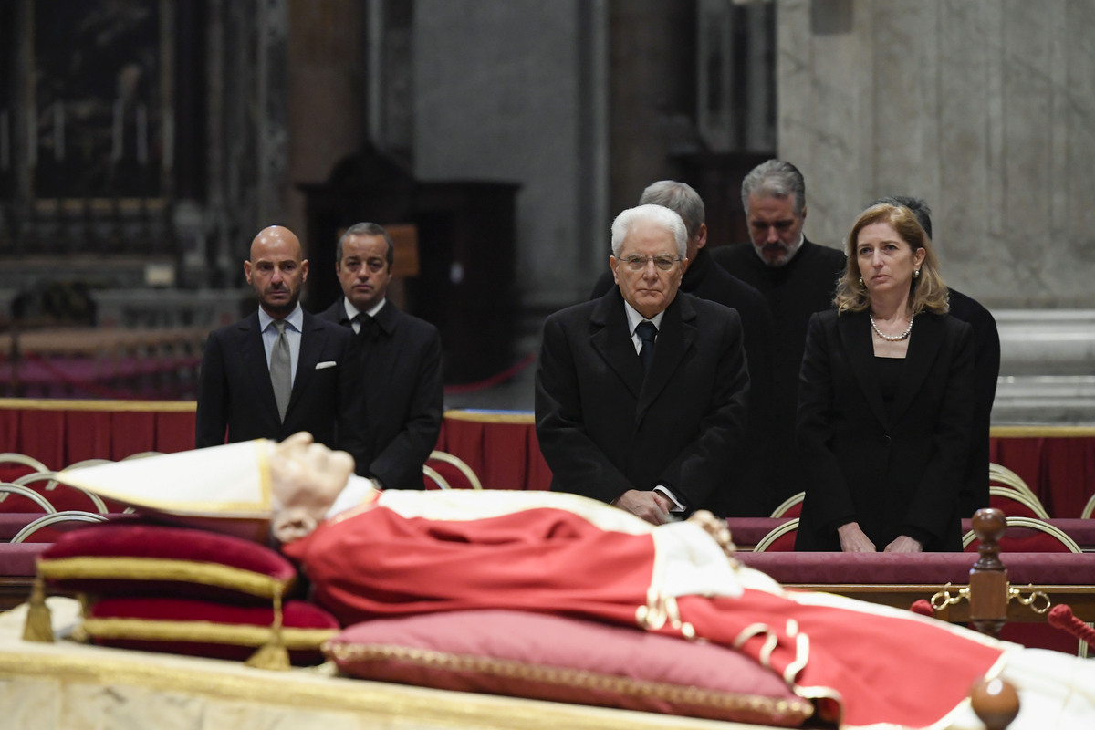 Ratzinger, fedeli a San Pietro per esequie. L’omaggio di Mattarella e Meloni