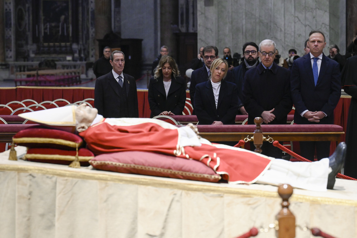 Ratzinger, fedeli a San Pietro per esequie. L’omaggio di Mattarella e Meloni