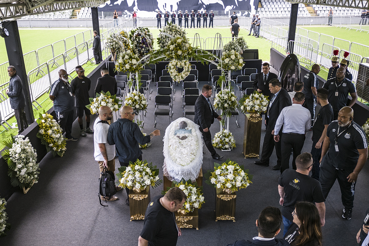 Pelè, in migliaia ai funerali. Fifa: uno stadio intitolato in ogni Paese Pelè, in migliaia ai funerali. Fifa: uno stadio intitolato in ogni Paese