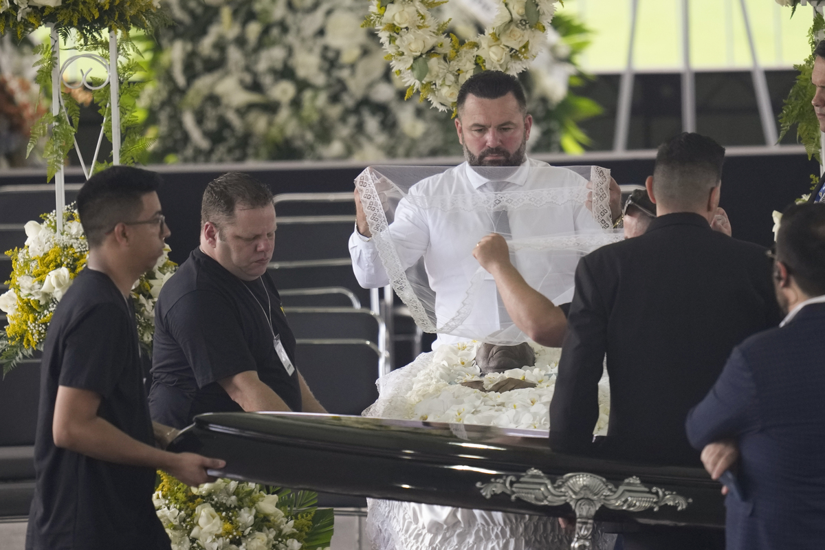 Pelè, in migliaia ai funerali. Fifa: uno stadio intitolato in ogni Paese Pelè, in migliaia ai funerali. Fifa: uno stadio intitolato in ogni Paese