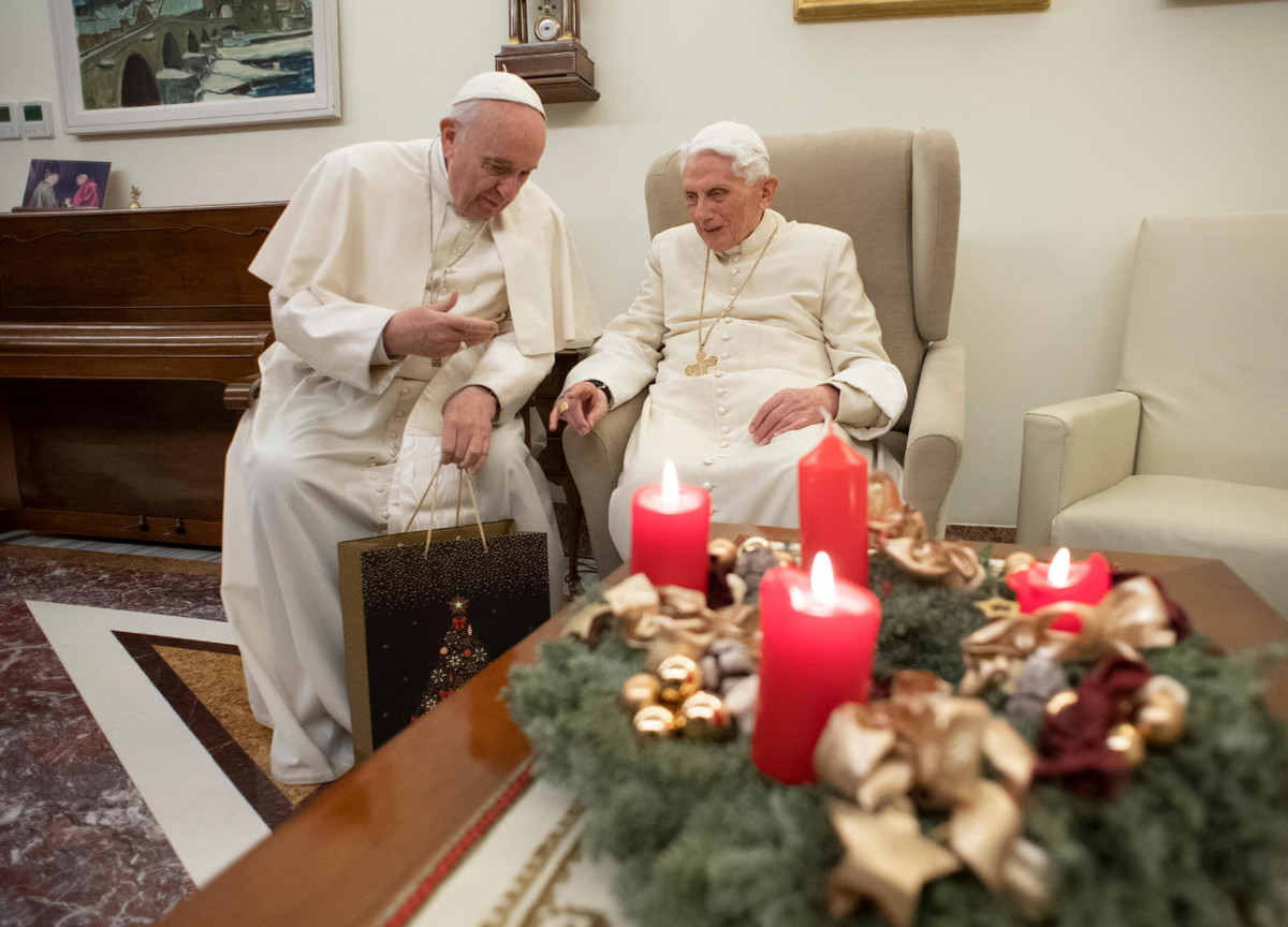 Papa Francesco e le dimissioni. La morte di Ratzinger adesso cambia le cose Papa Francesco e le dimissioni. La morte di Ratzinger adesso cambia le cose