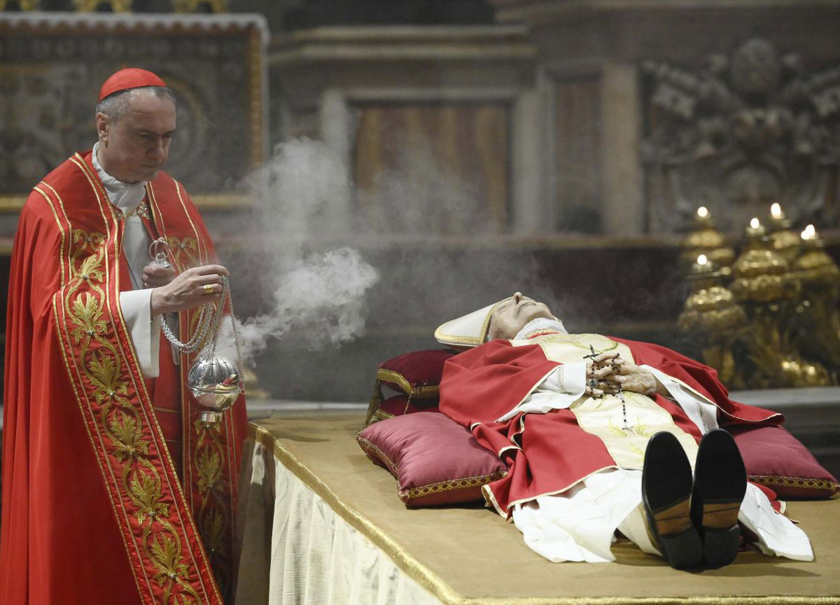 Ratzinger, l’addio dei fedeli a San Pietro. Le suorine in gita a Fiumicino Ratzinger, l’addio dei fedeli a San Pietro. Le suorine in gita a Fiumicino
