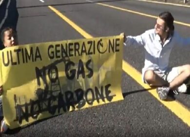 Roma: attivisti Ultima Generazione imbrattano con vernice rossa il Senato