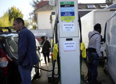 Benzina, al servito i prezzi medi attorno ai 2 euro al litro: stangata-2023