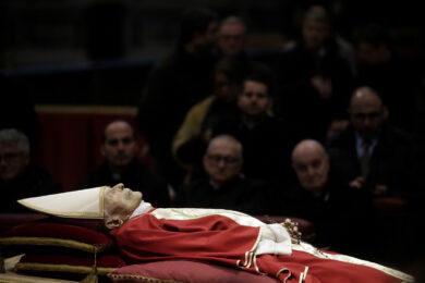 Tempo di morti… Ti coinvolge di più la veglia di Ratzinger o di Pelè? VOTA