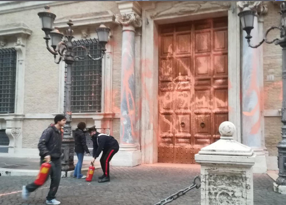 Blitz Senato, “gretini” e sedicenti ambientalisti: finalmente qualche arresto Blitz Senato, “gretini” e sedicenti ambientalisti: finalmente qualche arresto