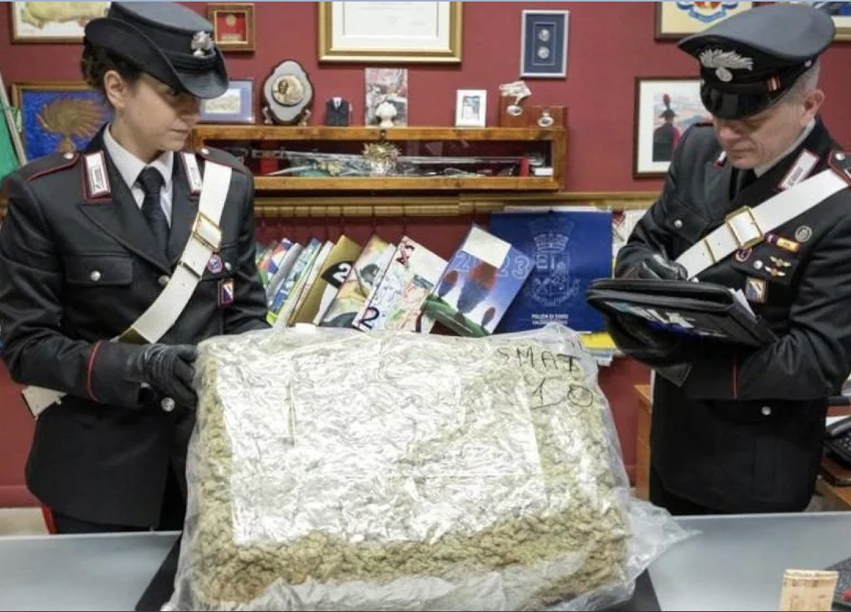 Napoli, acquista online pastori per presepe: arrivano per posta 10kg di droga Napoli, acquista online pastori per presepe: arrivano per posta 10kg di droga
