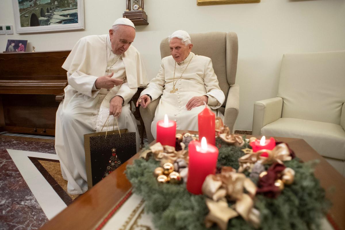 Morte Ratzinger, l’ultima beffa per il Papa emerito. Niente funerali di Stato
