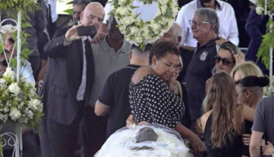 Funerali di Pelè, bufera sul selfie di Infantino: “Chiesto dagli ex Santos”