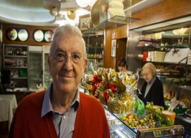 Chiude la pasticceria “Vecchia Milano”. 50 anni di storia tra dolci e vip